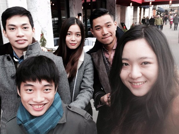 Anh Sa (ngoài cùng bên phải) chụp cùng Anh trai Đỗ Hoàng Việt và các bạn tại New York.