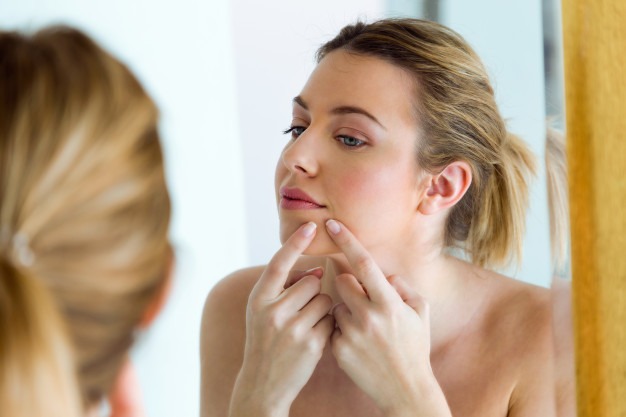 Giữ vệ sinh da mặt là đầu tiên trong việc điều trị mụn