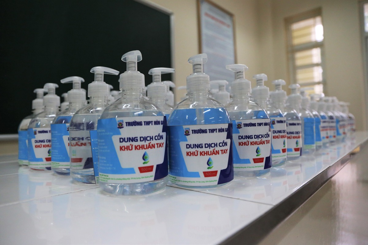 Dung dịch cồn rửa tay sát khuẩn được pha chế theo đúng công thức chuẩn của tổ chức y tế thế giới WHO